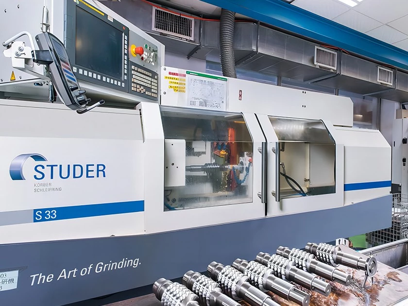 STUDER Machine à rectifier les moules à vis sans fin