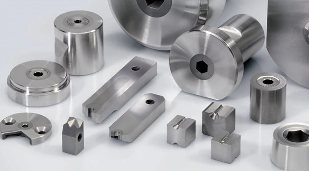 Outils en carbure pour la frappe à froid et les fixations